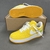 Tênis Louis Vuitton x Nike Air Force 1 Low By Virgil Abloh Yellow: Um par de tênis amarelo da colaboração entre Louis Vuitton e Nike, desenhado por Virgil Abloh.