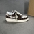 Tênis Louis Vuitton x Nike Air Force 1 Low By Virgil Abloh Damier Canvas Brown/White: Um tênis de baixo perfil em padrão damier canvas, com detalhes em marrom e branco, parte da coleção colaborativa entre Louis Vuitton e Nike, criada por Virgil Abloh.