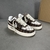 Zapatillas Louis Vuitton x Nike Air Force 1 Low By Virgil Abloh Damier Canvas Brown/White: Una zapatilla de perfil bajo con un patrón de lona a cuadros, con detalles en marrón y blanco, parte de la colección colaborativa entre Louis Vuitton y Nike, creada