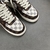 Tênis Louis Vuitton x Nike Air Force 1 Low By Virgil Abloh Damier Canvas Brown/White: Um tênis de baixo perfil em padrão damier canvas, com detalhes em marrom e branco, parte da coleção colaborativa entre Louis Vuitton e Nike, criada por Virgil Abloh.