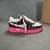 Zapatillas Louis Vuitton x Nike Air Force 1 Low By Virgil Abloh Damier Canvas Brown/White/Pink: Un zapato con un patrón de lona a cuadros, en marrón, blanco y rosa, parte de la colaboración entre Louis Vuitton y Nike, diseñado por Virgil Abloh.