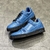 Zapatillas LV Trainer Azul: Un par de zapatillas Louis Vuitton en color azul intenso, ideales para quienes buscan un look moderno y elegante.