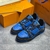 Zapatillas LV Trainer Azul/Negro: Imagen de un par de zapatillas Louis Vuitton en tonos azules y negros, ideales para un estilo urbano y casual.