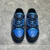 Zapatillas LV Trainer Azul/Negro: Imagen de un par de zapatillas Louis Vuitton en tonos azules y negros, ideales para un estilo urbano y casual.