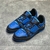 Zapatillas LV Trainer Azul/Negro: Imagen de un par de zapatillas Louis Vuitton en tonos azules y negros, ideales para un estilo urbano y casual.