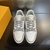 Zapatillas LV Trainer grises/blancas: estas zapatillas Louis Vuitton combinan tonos de gris y blanco, ofreciendo un aspecto moderno y sofisticado para complementar cualquier estilo.