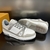 Tênis LV Trainer Cinza/Branco: Este tênis da Louis Vuitton combina tons de cinza e branco, oferecendo um visual moderno e sofisticado para complementar qualquer estilo.