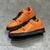 Zapatillas LV Trainer naranjas: Una imagen de un par de zapatillas Louis Vuitton en un vibrante tono naranja, ideales para agregar un toque de color a looks casual.