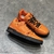 Zapatillas LV Trainer naranjas: Una imagen de un par de zapatillas Louis Vuitton en un vibrante tono naranja, ideales para agregar un toque de color a looks casual.