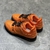 Zapatillas LV Trainer naranjas: Una imagen de un par de zapatillas Louis Vuitton en un vibrante tono naranja, ideales para agregar un toque de color a looks casual.