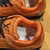 Tênis LV Trainer Laranja: Uma imagem de um par de tênis Louis Vuitton em uma vibrante tonalidade de laranja, ideal para adicionar um toque de cor aos looks casuais.