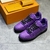 Tênis LV Trainer Roxo: Uma imagem de um par de tênis Louis Vuitton em tom de roxo, elegante e moderno para diversas ocasiões.