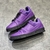 Tênis LV Trainer Roxo: Uma imagem de um par de tênis Louis Vuitton em tom de roxo, elegante e moderno para diversas ocasiões.