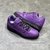 Zapatillas LV Trainer Moradas: Una imagen de un par de zapatillas Louis Vuitton en un tono morado, elegantes y modernas para diversas ocasiones.