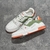 Tênis LV Trainer Branco/Verde/Laranja: Um tênis de estilo esportivo, com detalhes em verde e laranja, perfeito para um visual urbano e moderno.