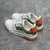 Zapatillas LV Trainer Blanco/Verde/Naranja: Una zapatilla de estilo deportivo, con detalles en verde y naranja, perfecta para un look urbano y moderno.