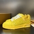 Zapatillas LV Trainer de piel de becerro amarillas: unas zapatillas de cuero de color amarillo vibrante, perfectas para añadir un toque de color y estilo a tus looks informales y relajados.