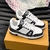 Tênis LV Trainer Crystals Black/White": Tênis preto e branco com detalhes de cristais, unindo elegância e estilo moderno em um design exclusivo.