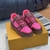 Tênis LV Trainer Crystals Pink: Mostra um tênis elegante em rosa com detalhes em cristais. Um calçado luxuoso e sofisticado para quem busca estilo e glamour.