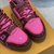 Tênis LV Trainer Crystals Pink: Mostra um tênis elegante em rosa com detalhes em cristais. Um calçado luxuoso e sofisticado para quem busca estilo e glamour.