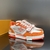 Zapatillas LV Trainer Denim Monogram Flowers Orange: un par de zapatillas de mezclilla con estampado de monogramas y flores en vibrantes tonos de naranja, que presentan un estilo moderno y distintivo.