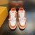 Zapatillas LV Trainer Denim Monogram Flowers Orange: un par de zapatillas de mezclilla con estampado de monogramas y flores en vibrantes tonos de naranja, que presentan un estilo moderno y distintivo.