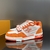 Zapatillas LV Trainer Denim Monogram Flowers Orange: un par de zapatillas de mezclilla con estampado de monogramas y flores en vibrantes tonos de naranja, que presentan un estilo moderno y distintivo.