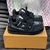 Tênis LV Trainer Maxi Swarovski Crystals Black: Apresenta um par de tênis adornado com cristais Swarovski na cor preta, adicionando um toque sofisticado e moderno ao calçado.