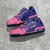 Tênis LV Trainer Tie-Dye Rosa/Roxo: Um calçado descolado com padrão tie-dye em tons de rosa e roxo, ideal para um visual vibrante e estiloso.