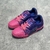 Zapatillas deportivas LV Trainer Tie-Dye rosa/morado: un zapato moderno con un patrón tie-dye en tonos de rosa y morado, ideal para un look vibrante y elegante.