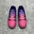 Zapatillas deportivas LV Trainer Tie-Dye rosa/morado: un zapato moderno con un patrón tie-dye en tonos de rosa y morado, ideal para un look vibrante y elegante.