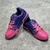 Tênis LV Trainer Tie-Dye Rosa/Roxo: Um calçado descolado com padrão tie-dye em tons de rosa e roxo, ideal para um visual vibrante e estiloso.