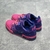 Tênis LV Trainer Tie-Dye Rosa/Roxo: Um calçado descolado com padrão tie-dye em tons de rosa e roxo, ideal para um visual vibrante e estiloso.