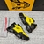 Zapatillas Prada Cloudbust Thunder en negro y amarillo: Zapatillas con detalles en negro y amarillo, parte de la línea Cloudbust Thunder de Prada, conocida por su diseño atrevido y colores vibrantes.