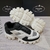 Tênis Prada Cloudbust Thunder Branco e Preto: Tênis com detalhes em preto, parte da linha Cloudbust Thunder da Prada, conhecida por seu design inovador e moderno.