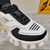 Tênis Prada Cloudbust Thunder Branco e Preto: Tênis com detalhes em preto, parte da linha Cloudbust Thunder da Prada, conhecida por seu design inovador e moderno.