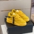 Zapatillas Versace Odissea "Amarillo": Una zapatilla amarilla vibrante de la línea Odissea de Versace, que agrega un toque de color y estilo al look.