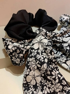 Scrunchies Floral na internet