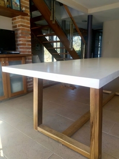 Mesa base madera maciza Petiribi + tapa microcemento