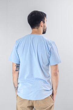 CAMISETA BÁSICA MASCULINA AZUL na internet