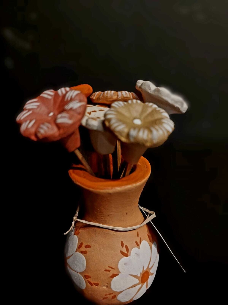 Vaso Decorativo de Barro do Jequitinhonha com flores