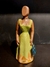 Figura feminina em vestido verde