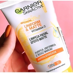 Gel de Limpeza Facial Garnier Skin Uniform & Matte - 120g - comprar online