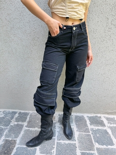 Pantalón cuerina tipo cargo con bolsillos laterales y cintura