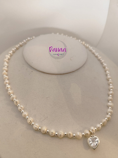 Collar Alegra. Hecho con perla de río y corazón de plata con zirconia - comprar en línea