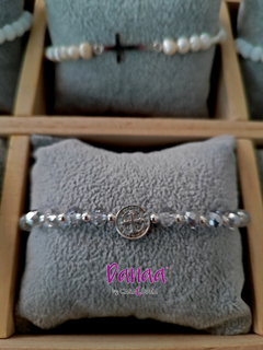 Pulsera Camila. Hecha con cristal cortado y una medalla de plata de San Benito