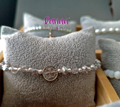 Pulsera Camila. Hecha con cristal cortado y una medalla de plata de San Benito - comprar en línea