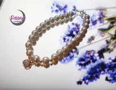 Pulsera Eugenia. Hecha con perlas falsas, dije y detalles de plata con zirconia. - comprar en línea