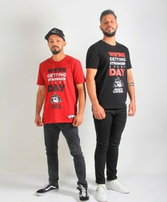 Camiseta "Nós tornamos mais fortes a cada dia" Vermelha na internet