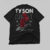 Camiseta oversized preta com estampa de luvas de boxe vermelhas e a assinatura de Mike Tyson, destacando o nome "TYSON" e "BOXING EST. 1975".